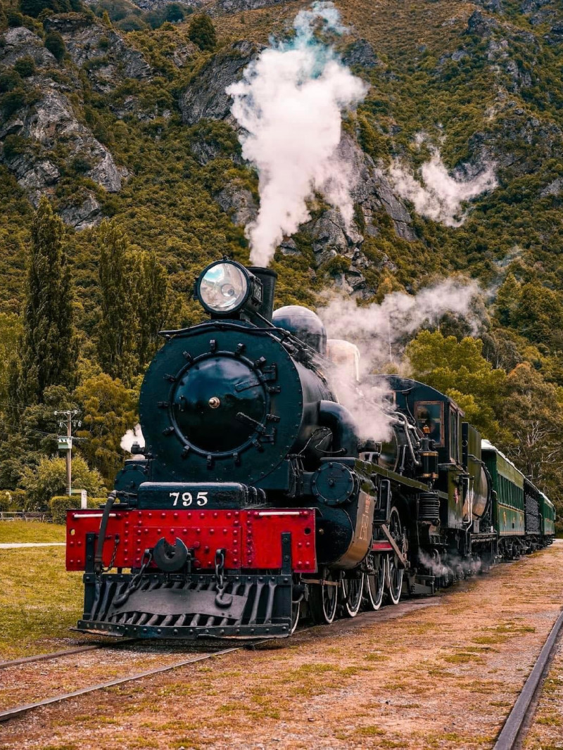 Kingston Flyer Steam Train 1